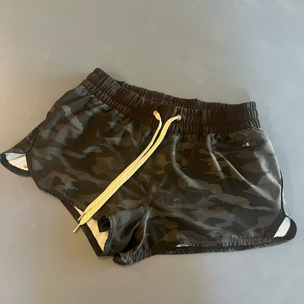 Vuori black camo shorts GUC
